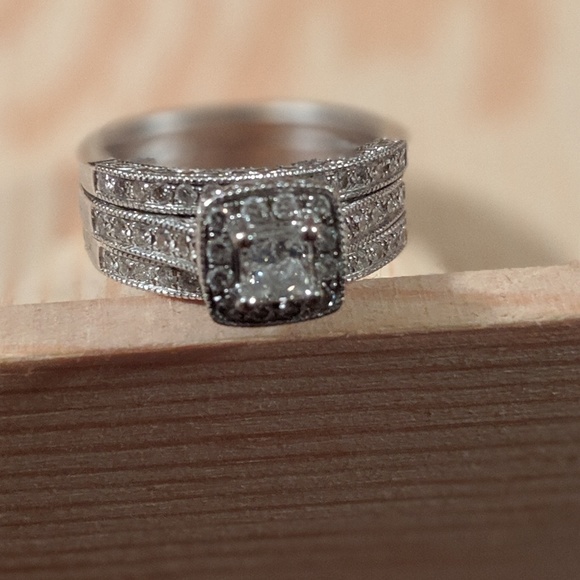 10k white gold engagement ring and 2 wedding bands - Picture 1 of 6